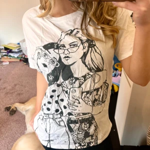 Supercool vit tshirt med tryck  - Säljer den här skitcoola vita t-shirten med ett svartvitt tryck av två personer från Zara. I storlek M. T-shirten är kortärmad och har en normal passform. Perfekt för en avslappnad stil. Mycket bra skick då den nästan aldrig blivit använd. 