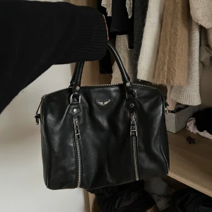 Zadig väska - Säljer min stora Zadig & Voltaire väska som är använd fåtal gånger, därför väldigt bra skick!! Väskan rymmer väldigt mycket, får tex plats med min dator i!💕skriv vid frågor eller intresse!!pris kan diskuteras 