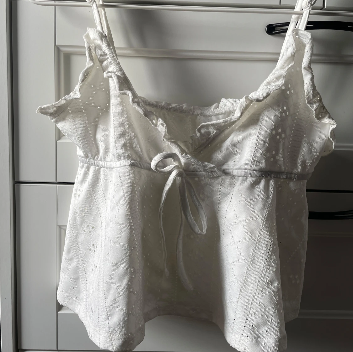 Vit spetslinne med volangdetaljer