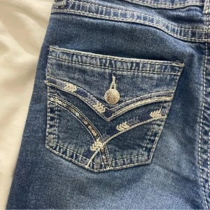 Lågmidjade jeans - Säljer dom här jättefina jeansen från Gina Young i storlek 170,köpt för 400🥰
