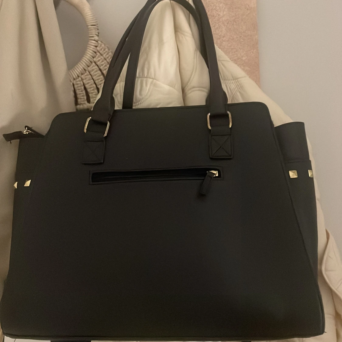 Svart axelväska med nitar - 2