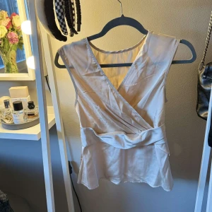 Beige blus - Jätte elegant blus perfekt till sommaren💕