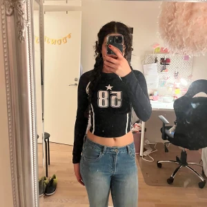 Marinblå långärmad topp - Snygg svart långärmad topp med vita detaljer som jag säljer eftersom den inte kommer till användning längre💕