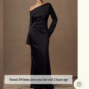 Svart oneshoulder klänning - Elegant svart klänning och figurnära passform från MESHKI. Super fin klänning som tyvärr va för lite, perfekt till bal eller examen. Hann dessvärre inte returnera den därav säljer jag den, den ligger kvar i original förpackning och enbart testad en gång. Jag betalde 1627kr totalt ink frakt