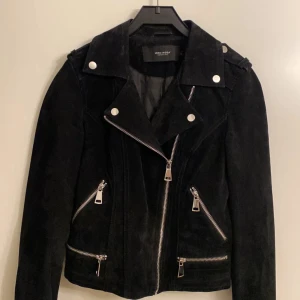 Svart mockajacka från Vero Moda - Snygg svart mockajacka från Vero Moda med dragkedja och silverfärgade detaljer.  Svart mocka jacka vero moda, fint skick storlek S