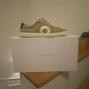  Oliver Cabell (fog) - Oliver Cabell skor med vit sula och snörning. Skorna har en stilren design och är använd ett fåtal gånger. Boxen följer med dom är köpta för 3300kr. Det är storlek 40 men sitter som 40/5-41