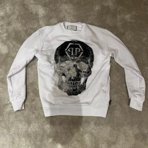 Vit sweatshirt med dödskalle från Philipp Plein - Säljer eftersom den är för stor för mig, äkta har kvitto. Fick i fördelsadags present men tyvärr för stor för mig. Kontakta vid minsta fundering!
