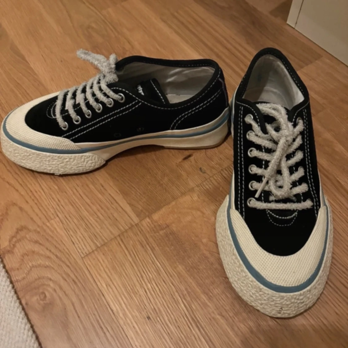 Eytys med vita detaljer - 2