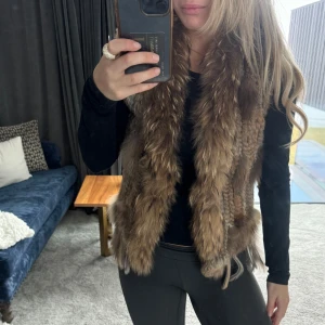 Hollies päls väst - Hollies väst i storlek M passar även mindre 