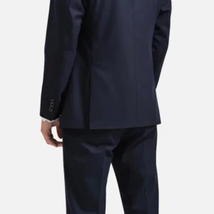 Mörkblå kostym från Riley - Mörkblå kostym från Riley, köpt på brothers. Passar perfekt för skolavslutning eller andra festligheter. Använd en gång.                                                                       Storlek kavaj: 46                                                                           Storlek kostymbyxor: 46                                                Ursprungspris: 2998 kr