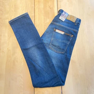 HELT NYA NUDIE JEANS - Tjena! Säljer nu ett par riktigt feta nudie jeans med en riktigt snygg tvätt. De är HELT NYA, med lapparna fortfarande kvar. Jeansen är i modellen ”Thin Finn”, vilket är en slim fit passform. De är ju som sagt helt nya, så finns inga defekter och är i storleken ”w32 l36”. Hör av er vid närmsta fundering! ❗️Kolla även in min profil för fler helt nya nudie jeans i olika storlekar❗️