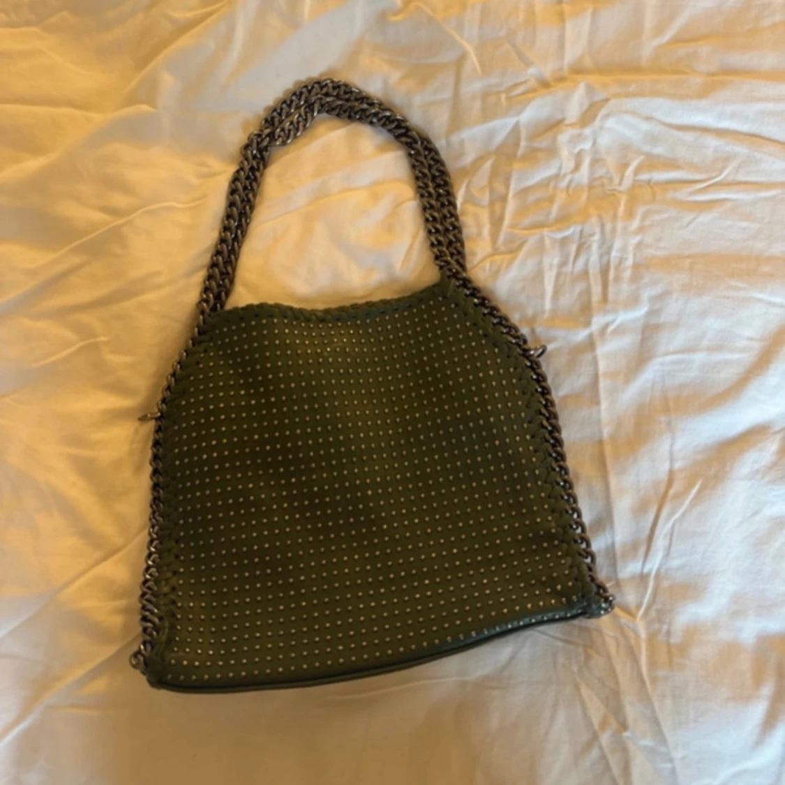 Grön axelväska med kedjedetaljer - 2