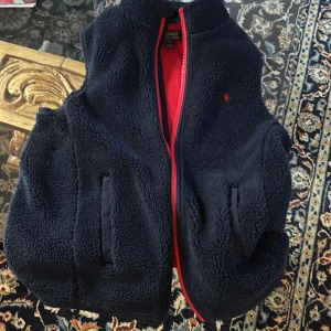  väst från Ralph lapurent - Snygg grich väst funkar bra fraktar snabbt 