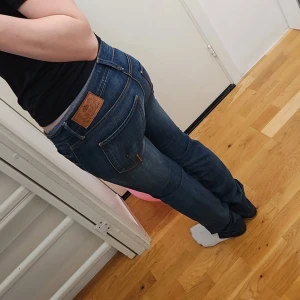 Fornarina jeans - Jätte fina lågmidjade mörkblå fornarina jeans, dem sitter extremt bra i röven och är i straight fit. Knappt använda och normala i storlek. Storlek 27/32 - midjemått rakt över 37/38cm, runt om hela 80cm. Innerbenslängd 81! 💕