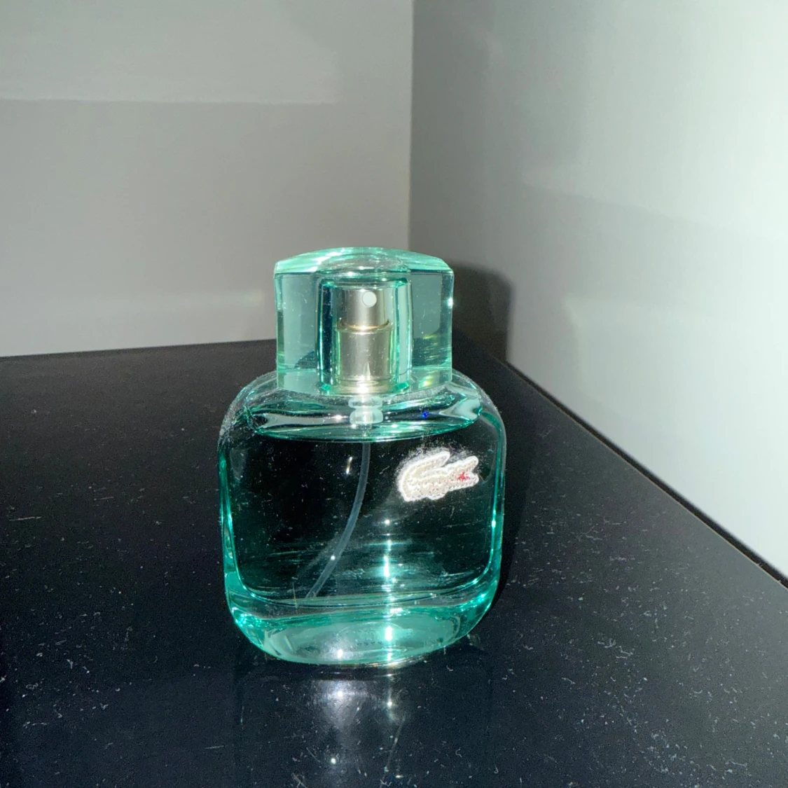 Grön parfymflaska från Lacoste