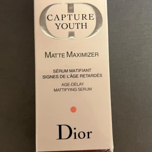 Dior Capture Youth Matte Maximizer - Dior Capture Youth Matte Maximizer är ett mattande serum som hjälper till att minimera porernas utseende och reducera glans. Perfekt för att fördröja ålderstecken och ge en jämnare hudton. Används tillsammans med andra produkter i Capture Youth-serien för bästa resultat. Oanvända