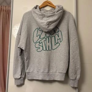 Grå hoodie från LXA - Hoddie från LXA the label, i fint skick utan några defekter. Säljs inte längre. Ord. pris 699kr