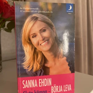 Sluta kämpa - Börja leva - Boken 'Sluta kämpa - Börja leva' av Sanna Ehdin handlar om att hitta inre styrka och leva ett mer glädjefyllt liv. Den fokuserar på att släppa kampen och istället omfamna livet med glädje och medvetenhet. Perfekt för dig som vill hitta balans och harmoni i vardagen.
