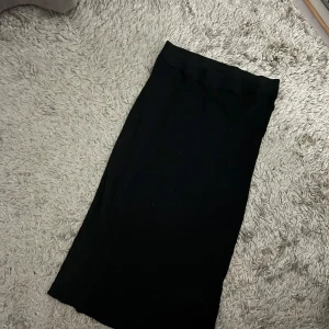 Svart långkjol - Svart lång kjol med en liten slits där bak 💓