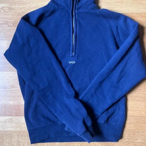 Mörkblå sweatshirt med dragkedja - Mörkblå sweatshirt med dragkedja och hög krage. Färgen är som på bild 2. Använd ett fåtal gånger🫶Ganska liten i storleken. 