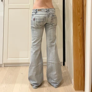 Vintage lågmidjade bootcut jeans🤩 - Midja 42x2 cm, gren 18 cm o innerben 83 cm💕Jae 169 o xs-s o håller in lite i midjan. Märkta W30 vilket jag personligen skulle gissa är som en S-M men det är måtten som gäller om man köper!!