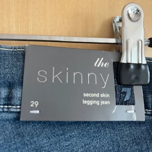 Blå skinny jeans från 7 For All Mankind - Nya skinny jeans från 7 For All Mankind. Dessa jeans har en tight passform och är perfekta för en stilren look. De är tillverkade i ett stretchigt material. 