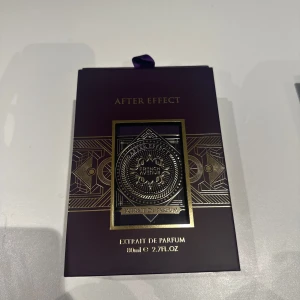 After Effect Extrait de Parfum - Lyxig parfym från French Avenue, After Effect, i en elegant lila flaska med guldiga detaljer. Flaskan rymmer 80 ml och kommer i en matchande lila förpackning. Perfekt för den som söker en exklusiv doftupplevelse.