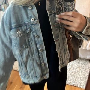 Blå jeansjacka - Snygg blå jeansjacka med knappar framtill och klassisk krage. Storlek XL men sitter lagom over sized på mig som vanligtvis har S 