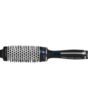 Magic Style Brush Pro 38mm by Björn Axén Tools - Värmeborste som lockar, formar och stylar ditt hår i ett enda borstdrag Ionic funktion som ger ditt hår glans och förhindrar frissigt hår Tre meter lång roterande sladd för full flexibilitet. Kontakta oss Magic style brush är värmeborsten som kommer att bli din bästa vän. Den formar, lockar och stylar ditt hår, allt i en och samma borstning. Slipp kämpa med hårfön och rundborste, nu får du allt i samma stylingverktyg och resultatet blir lika fint som hos frisören. 