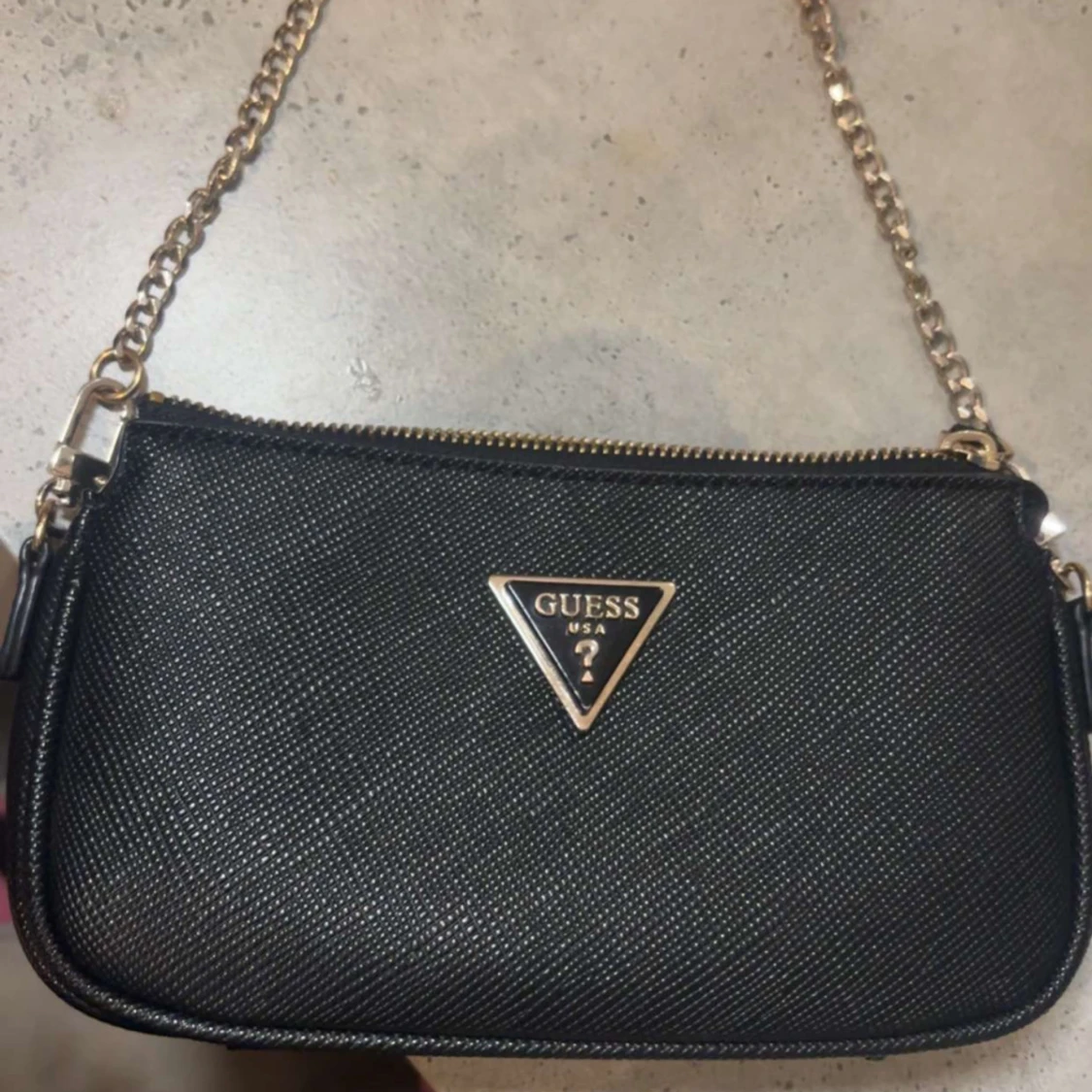 Svart axelväska från Guess