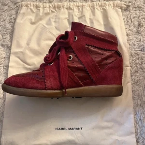 Röda sneakers från Isabel Marant - Säljer mina röda Isabel Marant. Boxen är tyvärr trasig så den följer ej med men båda dustbagsen fyller med! Nästan aldrig använda, hör av dig för fler bilder❤️
