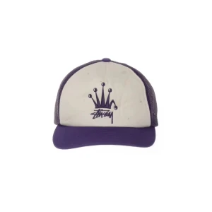 Vit och lila keps från Stussy - Snygg keps från Stussy med vit front och lila skärm samt mesh-bakdel. Den har ett coolt broderat kronmotiv på framsidan. Perfekt för en avslappnad stil.