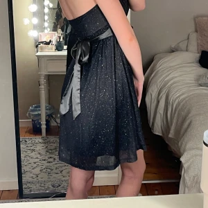 Glittrig klänning - Hittade denna vintage i Paris och älskar den men den har tyvärr inte fått användning 💗