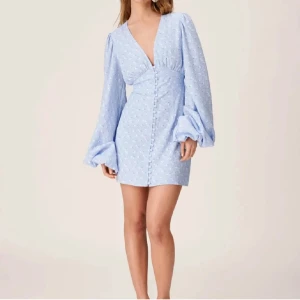 Adoore klänning - Säljer nu min fina adoore klänning. Den är endast använd en gång och har inga som helst tecken på användning. Det är en storlek 38 men den är liten i storleken och passar mig som vanligtvis är en 34/36