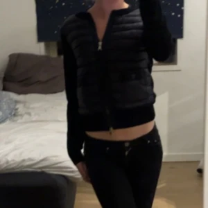 Svart cardigan från Moncler - Snygg svart cardigan från Moncler andvänd få tal gånger men inget som syns, andra bilden är från den tidigare ägaren, pris kan diskuteras