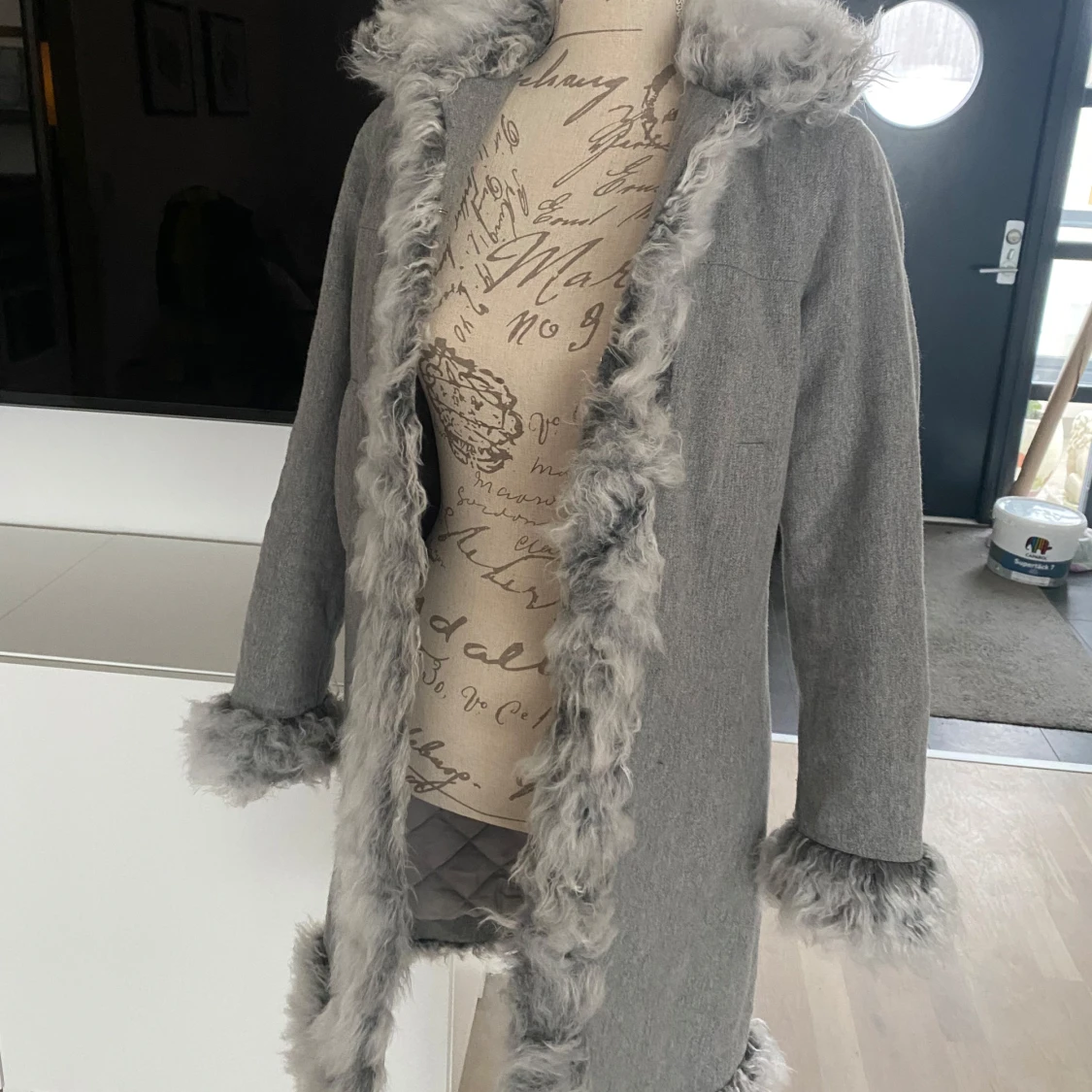 Grå kappa med fuskpälsdetaljer från Girls Casual Wear