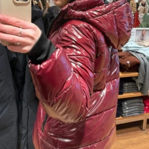 Vinröd pufferjacka från save the duck - Säljer en snygg vinröd pufferjacka från Sve The Duck. Jackan är glansig och har en huva. 