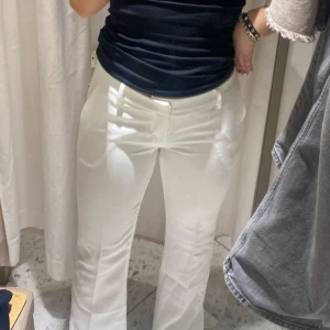 Vita kostymbyxor från bikbok  - Säljer dessa jättesnygga kostymbyxorna från Bikbok då dom tyvärr blivit för stora för mig. Storlek 40 men är mer som en 38. Jag har lagt upp dom så dom passar för mig som är 163cm men det går lätt att sprätta upp och då passar dom någon runt 170cm💕