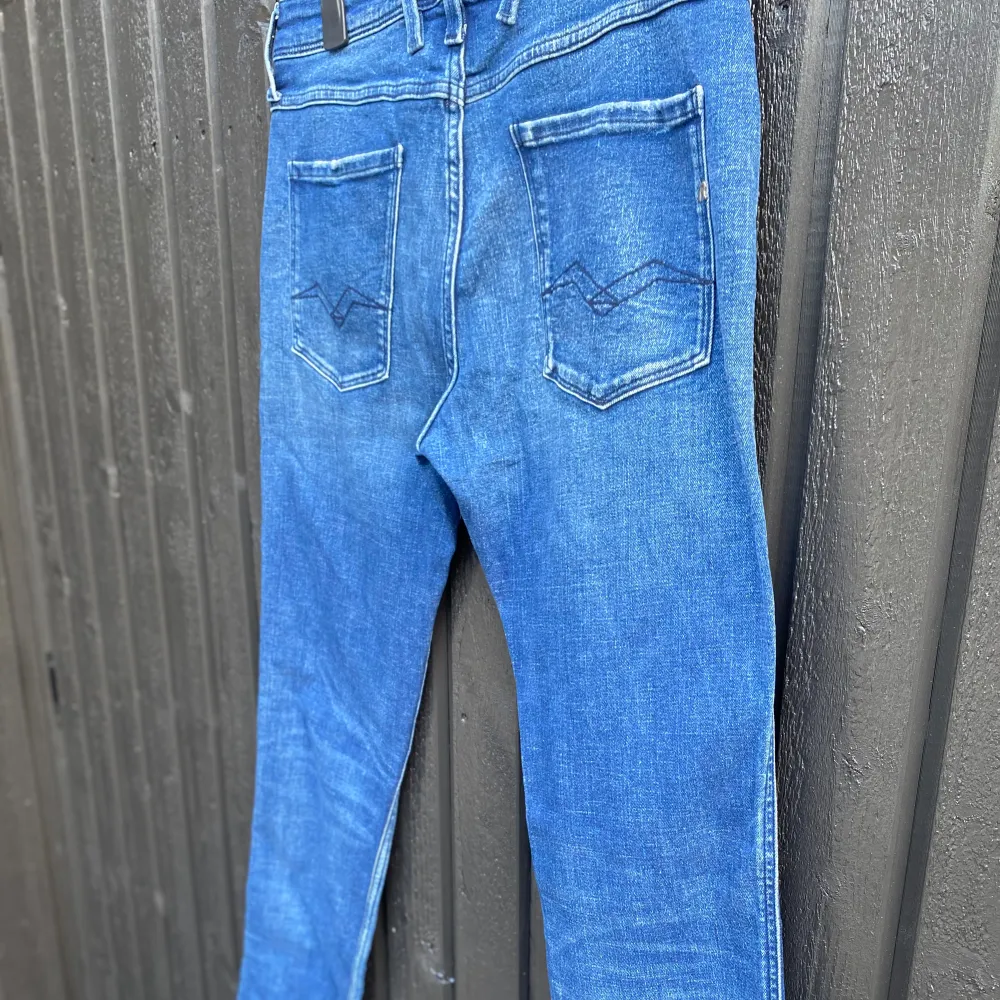 Säljer ett par blåa replay anbass i storlek 33/34. Säljes i befintligt skick!  Nypris 1999kr Mitt pris 549kr. Jeans & Byxor.