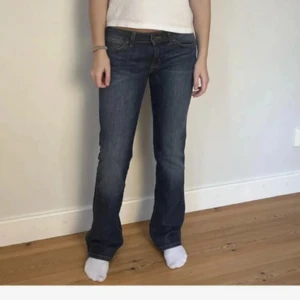 Jeans bootcut - Säljer ett par snygga lågmidjade jeans 🙌🙌köpte de på Vinted! Midjemått ca 37cm rakt över och innerbenslängden är ca 80 cm! 