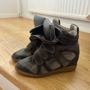 Isabel marant - Slitna isabel marant skor i en brun färg. Tyvärr har jag varken kvitto eller låda kvar då jag fick ärva dessa skor av min kusin för 5 år sedan. Går att lämna in hos skomakare och få dem tvättade och fixade!