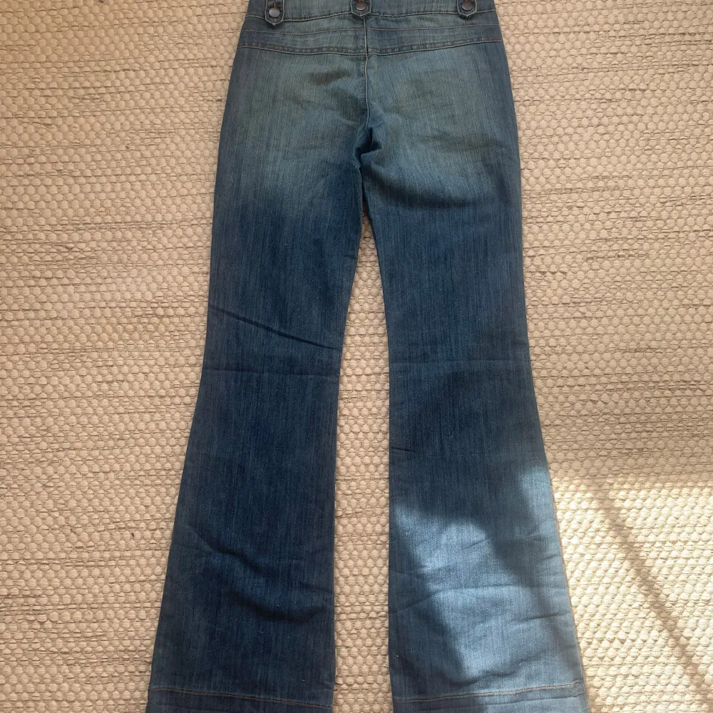 Sååå snygga jeans med coola detaljer som jag säljer då de tyvärr inte passade mig. I jättebra skick, inga defekter💗💗. Jeans & Byxor.