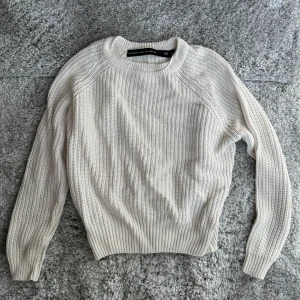 Stickad tröja - Vit/beige stickad tröja som endast använts 2-3 gånger💞💞