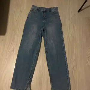 Jag säljer dessa jeans eftersom jag inte har den stilen längre annars så är dem fina och väldigt stora. Det är storlek 5 och vet inte vad det är på svenska! Dem har en slits längs ner på byxorna. Kontakta mig om du undrar något! Du betalar frakten