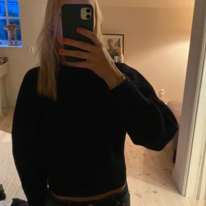COS tröja - Säljer denna tröjan då den knappt har används och är lite för liten för mig💗 det är bara att fråga om du undrar något!!
