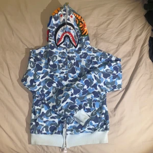 Bape zip up hoodie - En fin bape zip up som är i rätt så bra kvalite, lite problem med dragkedjan men den är enkel att dra upp endå. Den är i strl s men sitter som xs.  Pris kan diskuteras👍