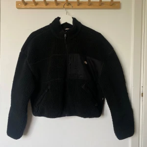 Dickies Fleece  - Dickies fleece i modellen red chute sherpa. Aldrig använd, köptes ny för 1000.