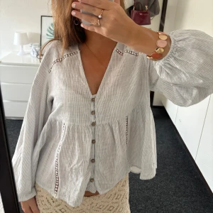 Söt blus  - En knappt använd blus från Zara! Skriv för frågor🩷