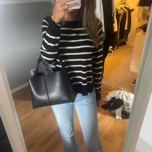 Randig tröja 🎀 - Skön randig tröja ifrån zara ⭐️ Pytte litet hål som knappast syns, skriv för bild. Inte nopprig (bra skick). Perfekt inför hösten⭐️