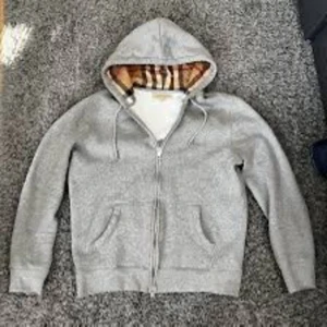 Burberry zip hoodie 2 färger svart & grå - Nyskick, tillgänglig i 2 färger(svart & grå), tillgänglig i 4 storlekar(S,M,L,XL)